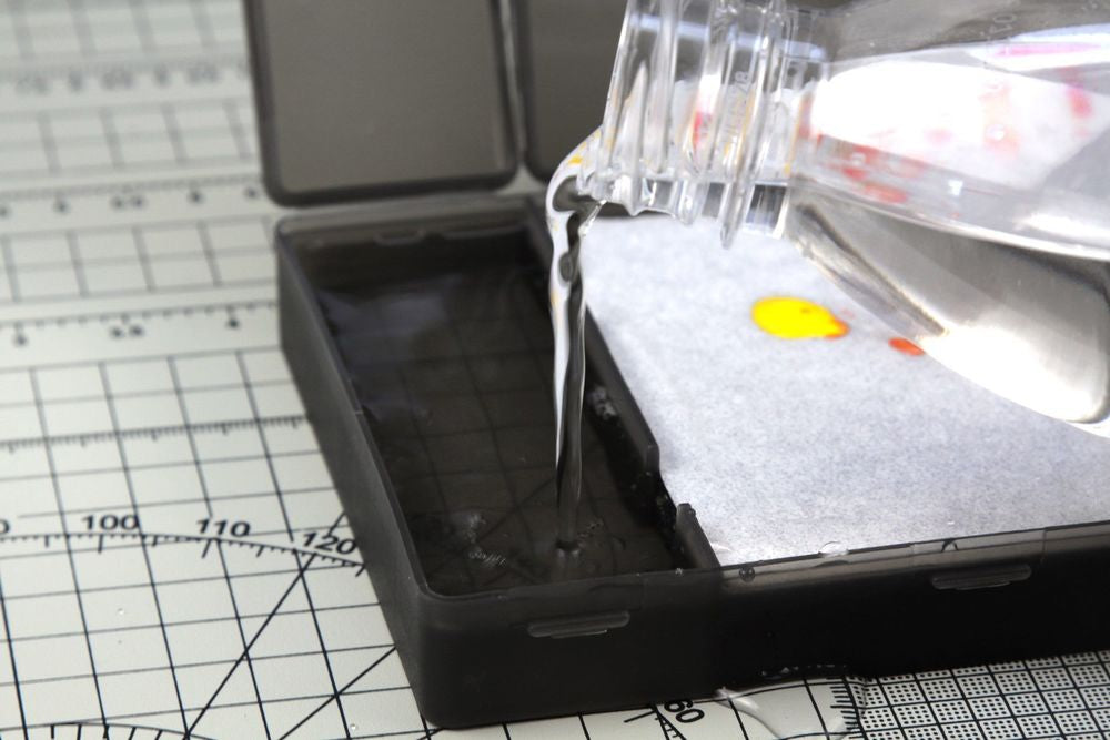 Moisture-Retaining Palette for Acrylic Paints