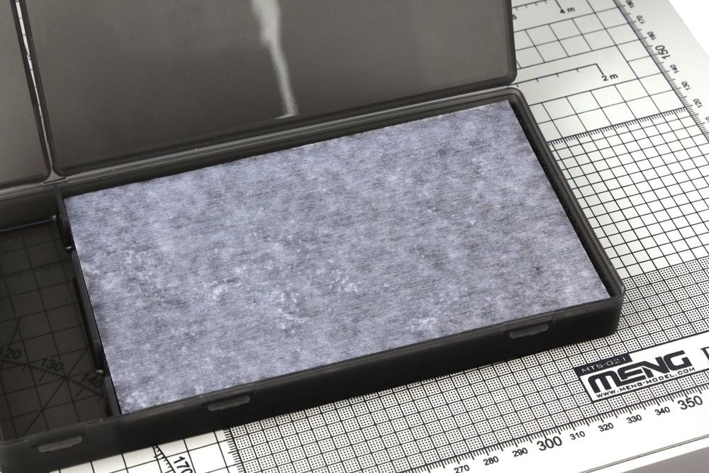 Moisture-Retaining Palette for Acrylic Paints